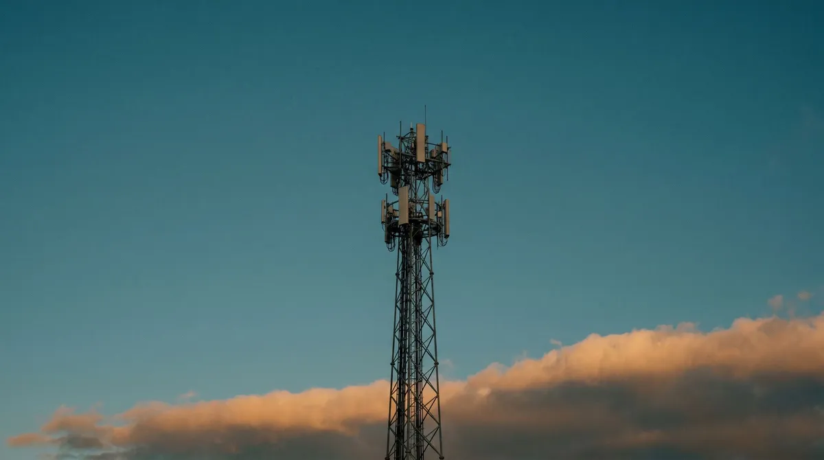 Mobilfunkmast in der Dämmerung — Sinnbild für 5G-Mobilfunkversorgung.
